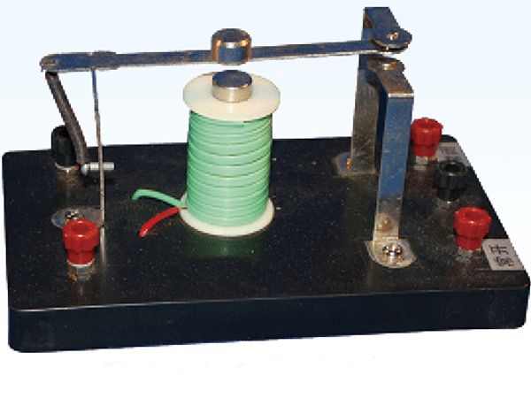 演示電磁繼電器